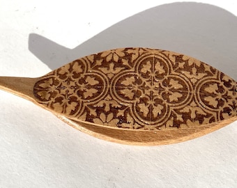 Tatting shuttle with engraved Florance pattern tip 3" long