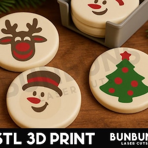 Könnte beinhalten: Ein Set aus vier runden Untersetzern mit festlichen Designs. Ein Untersetzer zeigt ein Rentier, ein anderer einen Schneemann und ein dritter einen Weihnachtsbaum. Die Untersetzer sind cremefarben mit braunen, roten und grünen Akzenten. Der Text "STL 3D PRINT" steht unten.