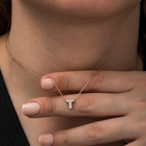 Collar atemporal con inicial "T" en oro rosa de plata 925K bañado en oro rosa con cristales brillantes, regalo personalizado perfecto, regalo para novia