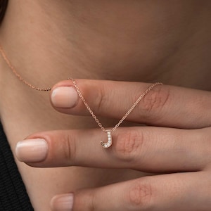 Collar personalizado con la letra "J" en plata bañada en oro rosa y cristales deslumbrantes, un accesorio exclusivo para regalar en cumpleaños y lucir con elegancia todos los días