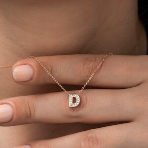 Collar con letra D en plata bañada en oro rosa brillante, un regalo personalizado perfecto para la elegancia y el estilo cotidianos, un regalo para tu novia