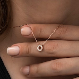 Collar con la letra "Ö" brillante en plata de ley 925 bañada en oro rosa: un deslumbrante complemento para tu elegancia diaria. Regalo para tu novia