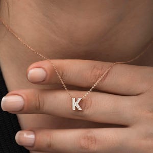 Collar con la letra "K" en plata bañada en oro rosa con dijes brillantes personalizados y elegantes para la sofisticación diaria, regalo para tu novia