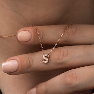 Collar con inicial elegante 'S' en plata de ley 925 bañada en oro rosa, regalo elegante perfecto para cualquier ocasión, regalo para tu novia