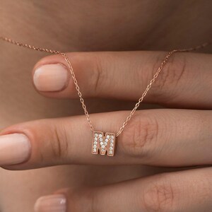 Collar con la letra "M" y cristales brillantes, plata chapada en oro rosa, un regalo personalizado perfecto para el día a día, un regalo elegante para tu novia