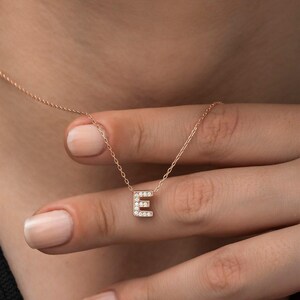 Collar con letra E de plata bañada en oro rosa brillante, personalizado y elegante. Una pieza atemporal para la moda cotidiana, regalo de cumpleaños.