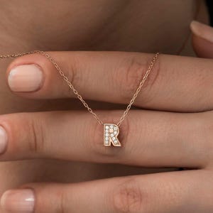 Collar atemporal con la inicial "R" en plata bañada en oro rosa: un toque personal de lujo para un regalo de cumpleaños diario y una elegancia cotidiana
