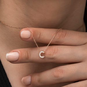 Elegante collar con letras de plata bañadas en oro rosa, letra C brillante, regalo personalizado perfecto para ocasiones especiales y uso diario, regalo de cumpleaños