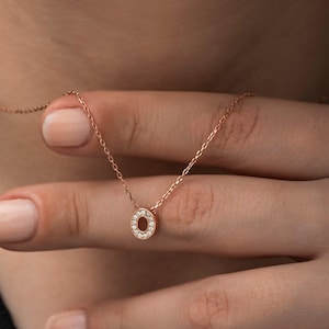 Collar elegante con la letra "O" en plata chapada en oro rosa con brillo, perfecto para personalizar tu estilo con elegancia, regalo para tu novia