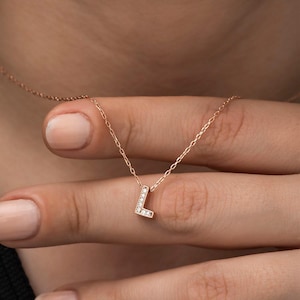 Collar con la letra L en plata bañada en oro rosa y cristales deslumbrantes, una pieza atemporal y personalizada para el regalo elegante diario para novia