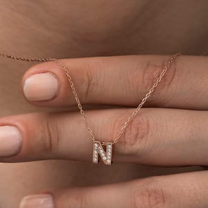 Collar con la letra "N" en plata bañada en oro rosa, una deslumbrante pieza de joyería personalizada para uso diario y un regalo elegante y chic para tu novia