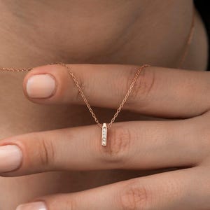 Collar con la letra "i" de plata bañada en oro rosa y cristales deslumbrantes, una declaración minimalista perfecta para la elegancia cotidiana, regalo para novia