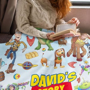 Manta personalizada de Toy Story, manta infantil con nombre personalizado, regalo para bebé niño, regalo de cumpleaños personalizado para niño pequeño, linda manta de Woody y Buzz Lightyear imagen 8
