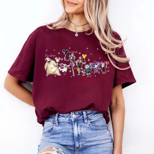 K&ouml;nnte beinhalten: Rustikales Holzschild mit dem Text "Welcome to our home" in wei&szlig;er Schrift. Das Schild hat eine Used-Optik und ein schlichtes, einladendes Design, ideal f&uuml;r eine Veranda oder einen Eingangsbereich.