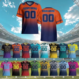 Puede incluir: Camisetas de f&uacute;tbol en varios colores, cada una con el nombre del equipo y el n&uacute;mero "00". La camiseta principal tiene un dise&ntilde;o degradado en naranja y azul marino. Se muestran camisetas adicionales en diferentes combinaciones de colores.