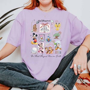 Puede incluir: Camiseta lila con un dise&ntilde;o colorido de Disney World. El dise&ntilde;o incluye varios personajes de Disney como Mickey Mouse, Minnie Mouse, Donald Duck y Goofy, junto con el texto "Walt Disney World" y "2026".