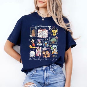 Puede incluir: Camiseta azul marino con un dise&ntilde;o colorido de personajes y lugares emblem&aacute;ticos de Disney. El dise&ntilde;o incluye a Mickey Mouse, Minnie Mouse, el Pato Donald y Chip y Chop, con el texto "Walt Disney World" y "2026". Tambi&eacute;n incluye la frase "The Most Magical Place on Earth".