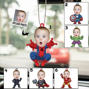 Può includere: Un ornamento da appendere per auto con il volto di un bambino in costume da Spider-Man. L'ornamento include un'opzione per caricare foto e altri cinque modelli di supereroi: Capitan America, Hulk, Pantera Nera, Thor e Iron Man.