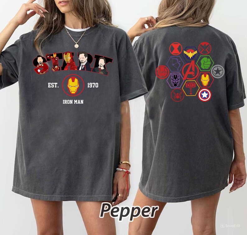 Puede incluir: Camiseta gris oscuro con la palabra "STARK" e ilustraciones de Iron Man, adem&aacute;s de "EST. 1970 IRON MAN". La parte trasera muestra logotipos de superh&eacute;roes en un patr&oacute;n hexagonal. La camiseta tiene un corte holgado y c&oacute;modo.