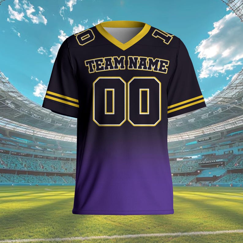 Puede incluir: Una camiseta de f&uacute;tbol negra y morada con detalles dorados. La camiseta muestra el n&uacute;mero "00" en dorado, contorneado en blanco, y las palabras "TEAM NAME" en dorado. Tiene cuello en V y rayas doradas en las mangas.