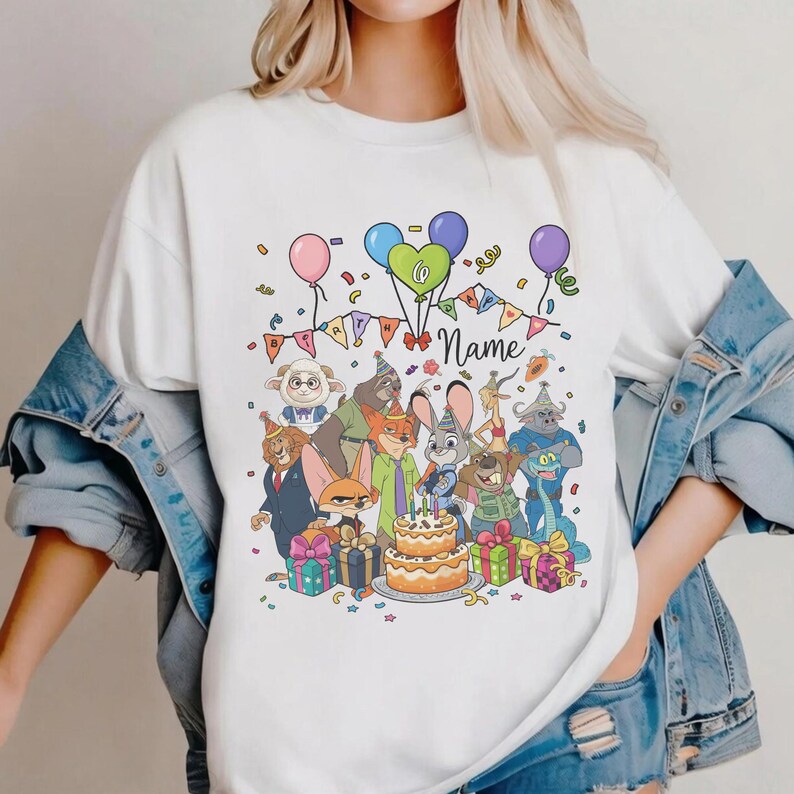 Puede incluir: Camiseta blanca con un dise&ntilde;o de cumplea&ntilde;os colorido. El dise&ntilde;o presenta personajes de dibujos animados, globos, confeti y una tarta. El dise&ntilde;o incluye la palabra "Name" y una pancarta que dice "Birthday".