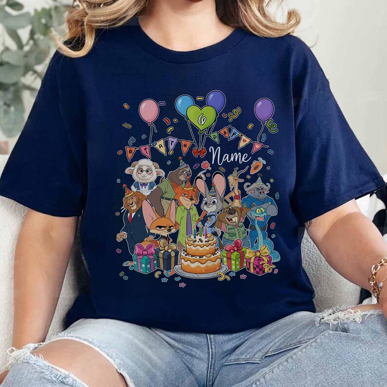 Puede incluir: Camiseta azul marino con un dise&ntilde;o de cumplea&ntilde;os colorido. El dise&ntilde;o incluye personajes de dibujos animados, globos, una tarta, el n&uacute;mero 6 y la palabra "Name". Una camiseta gr&aacute;fica festiva y personalizada.