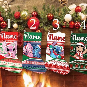 Peut inclure: Quatre bas de Noël avec des personnages de dessins animés, chacun avec un design différent. Les bas sont rouges, verts et blancs avec le mot "Name" au-dessus de l'image du personnage. Les bas sont suspendus au-dessus d'une cheminée.