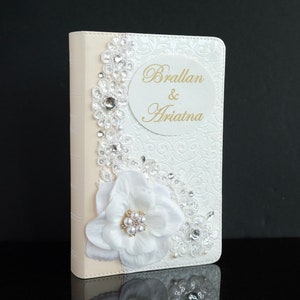Biblia Pequeña Cristiana Reina Valera para Boda, con iniciales - Wedding bible in Spanish - personalized with initials
