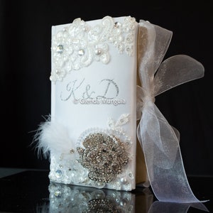 Biblia de boda - con flor de pedreria - personalizada con iniciales o nombres
