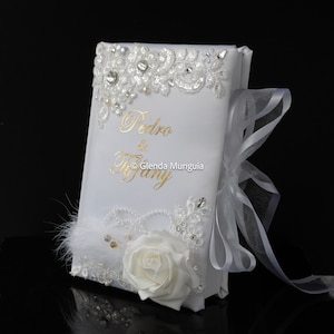 Biblia de Boda con Rosa - Personalizada con iniciales