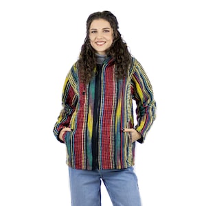Può includere: Una giacca a righe colorate con chiusura a zip e cappuccio. La giacca è realizzata in un tessuto morbido e tessuto e ha una vestibilità rilassata.