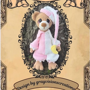 Peut inclure: Un ours en crochet portant un pyjama et un bonnet de nuit roses et blancs, avec un croissant de lune jaune. L'ours est dans un cadre ovale sur un fond beige. Le texte indique "Hypnos the Night Bear" et "Design by grayvisionscreations."