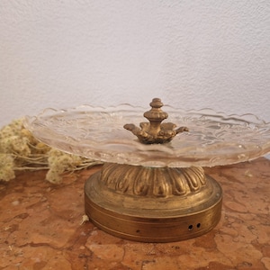 Francia vintage: Plato de presentación antiguo de cristal y latón