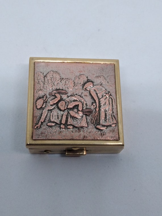 Antique Tiny Pill Box Brass Small Snuff Pills box Trinket AQ17