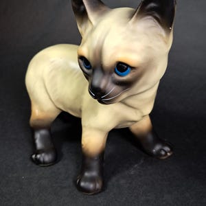Vintage Blue Eyed Siamese Cat Figurine Brinn&#39;s PA 6&quot;