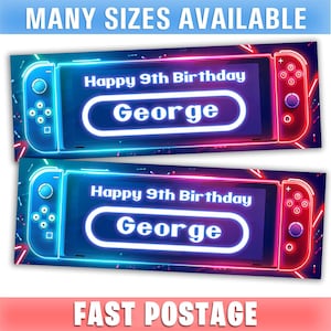 Op de afbeelding: Twee banners met een videogameconsole-ontwerp. Elke banner heeft een blauw en rood kleurenschema met de tekst "Happy 9th Birthday George". De bovenste banner luidt "MANY SIZES AVAILABLE". De onderste banner luidt "FAST POSTAGE".