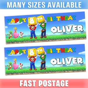 Könnte beinhalten: Zwei Banner mit blauem Himmel, auf denen Mario und Luigi einen Block mit der Zahl 8 halten. Die Banner lesen "HAPPY BIRTHDAY OLIVER" mit anderen Charakteren. Das obere Banner lautet "MANY SIZES AVAILABLE" und das untere Banner lautet "FAST POSTAGE".