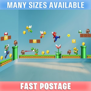 Könnte beinhalten: Wandaufkleber mit Charakteren und Elementen aus der Super Mario-Videospielserie. Die Szene zeigt Mario, Luigi, Yoshi, Goombas, Koopa Troopas, Fragezeichenblöcke, Münzen und eine Piranha-Pflanze. Der Text "MANY SIZES AVAILABLE" und "FAST POSTAGE" werden angezeigt.