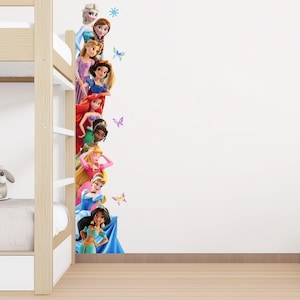 Peut inclure: Un autocollant mural représentant une composition verticale de princesses animées. Les princesses sont représentées dans des couleurs vives, avec des détails tels que des cheveux flottants et des robes détaillées. Des papillons et des flocons de neige sont également inclus.