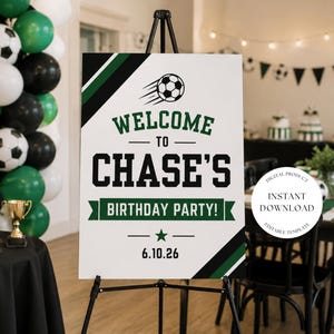 以下が含まれることがあります： 緑、黒、白のカラーでサッカーをテーマにした長方形の誕生日パーティー用ウェルカムボード。テキストには「Welcome to Chase's Birthday Party! 6.10.26」と書かれており、サッカーボールのグラフィックと角の斜めストライプが特徴です。