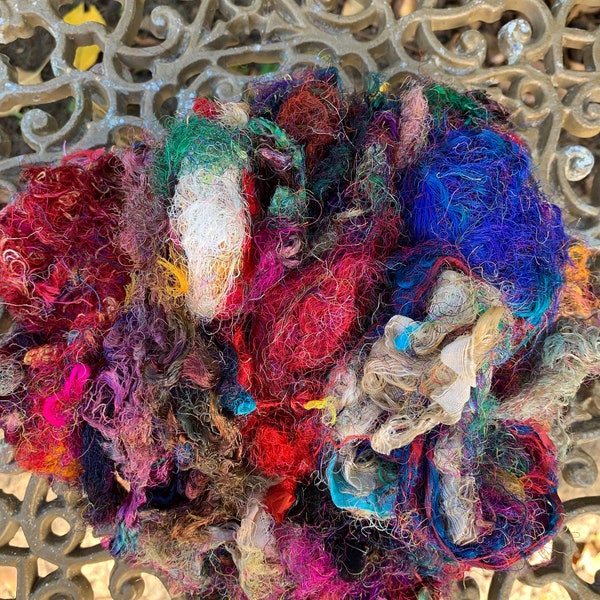 C Pacchetto di fibre di scarto di seta sari riciclata e pezzetti di residui di nastro in difficoltà 100 grammi