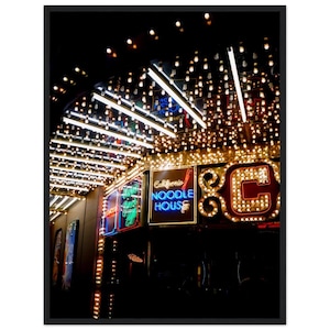 Láminas enmarcadas de Las Vegas: “Neon Nights”, fotografía callejera de Las Vegas, luces de neón, arte mural listo para colgar, decoración contemporánea