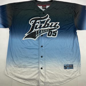 Może przedstawiać: Zapinana na guziki koszulka baseballowa w gradientowym kolorze niebieskim, szarym i białym. Koszulka zawiera napis "Fubu LEAGUE 05" w kolorze białym i czarnym, z metką w rozmiarze 2XL. Rękawy mają niebiesko-biały gradient.