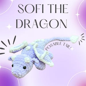 Puede incluir: Un juguete de dragón de crochet morado y blanco con una cola articulada. El juguete está sobre un fondo rosa y morado con el texto "SOFI THE DRAGON" y "POSABLE TAIL!" escrito encima.
