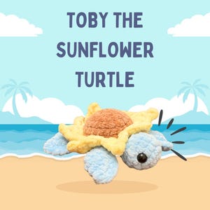 Pode incluir: Uma tartaruga de pelúcia com um girassol amarelo nas costas. A tartaruga é azul e tem um rosto rosa. O brinquedo está em uma praia com água azul e um céu azul ao fundo. O texto "TOBY THE SUNFLOWER TURTLE" está escrito acima do brinquedo.