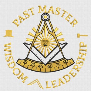 Puede incluir: Diseño bordado en oro con las palabras "PAST MASTER", "WISDOM" y "LEADERSHIP". El diseño incluye una brújula, una escuadra y un sol radiante. También está presente el texto "5 SIZE" y los formatos de archivo de bordado.