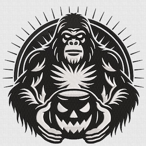 Puede incluir: Diseño de bordado en blanco y negro que representa un gorila sosteniendo una calabaza tallada. El diseño está rodeado por un patrón de rayos de sol. El texto en la parte superior dice "5 SIZE" y en la parte inferior "DTS, PES, XXX, EXP, JEF, SEW, VP3, HUS".