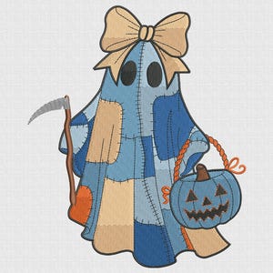 Peut inclure: Un motif de fantôme patchwork avec un nœud, tenant une faux et un seau de citrouille. L'image contient le texte "5 SIZE" en haut et "DTS, PES, XXX, EXP, JEF, SEW, VP3, HUS" en bas. Le fantôme est bleu, beige et orange.