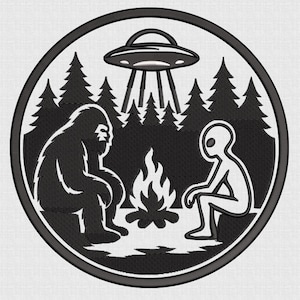 Peut inclure: Écusson circulaire noir et blanc avec un Bigfoot et un extraterrestre autour d'un feu de camp sous un OVNI. Le motif comprend des pins et le texte "5 SIZE". Les lettres "DTS, PES, XXX, EXP, JEF, SEW, VP3, HUS" sont en dessous.