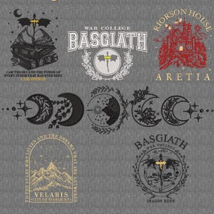 Könnte beinhalten: Eine Sammlung von Stickmustern zum Thema Fantasy. Die Designs umfassen einen Bücherstapel mit Drachen und Schwert, den Text "BASGIATH WAR COLLEGE", ein rotes Schloss, Halbmonde und den Text "VELARIS CITY OF STARLIGHT".